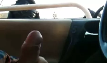 Podekscytowana kobieta z dużymi cyckami lubi jeść polskie xxx video warzywa